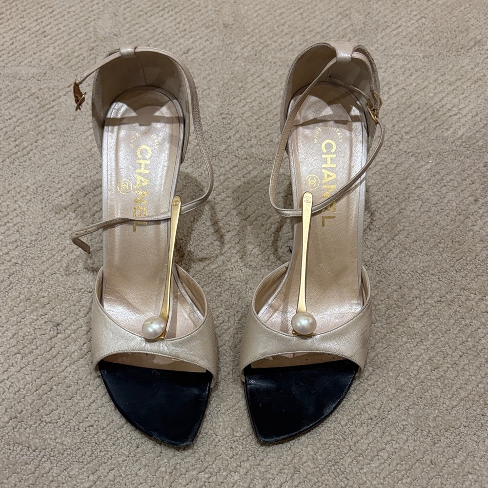 CHANEL Women's Black and Tan Heels